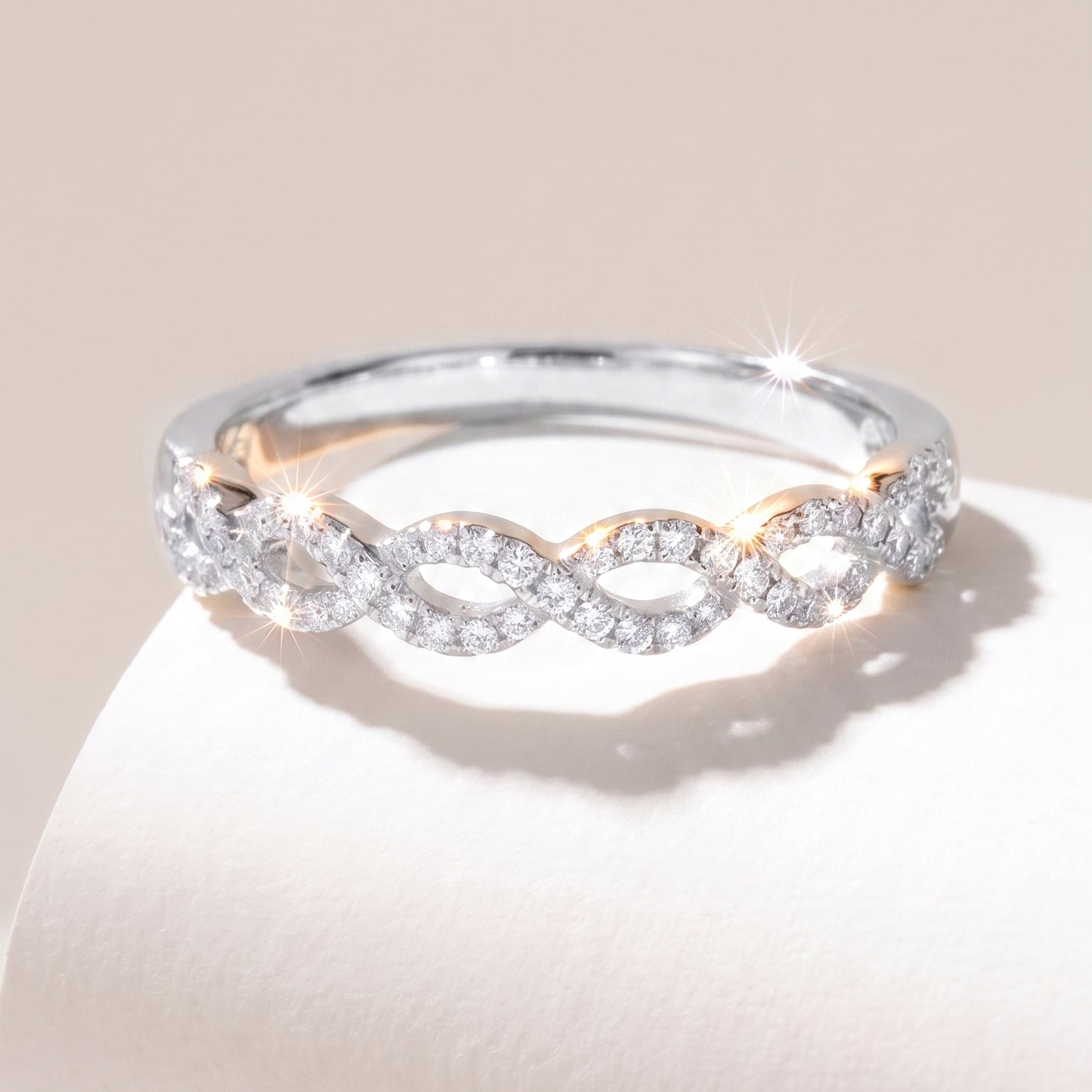 18 carat white-gold infinity diamonds ring