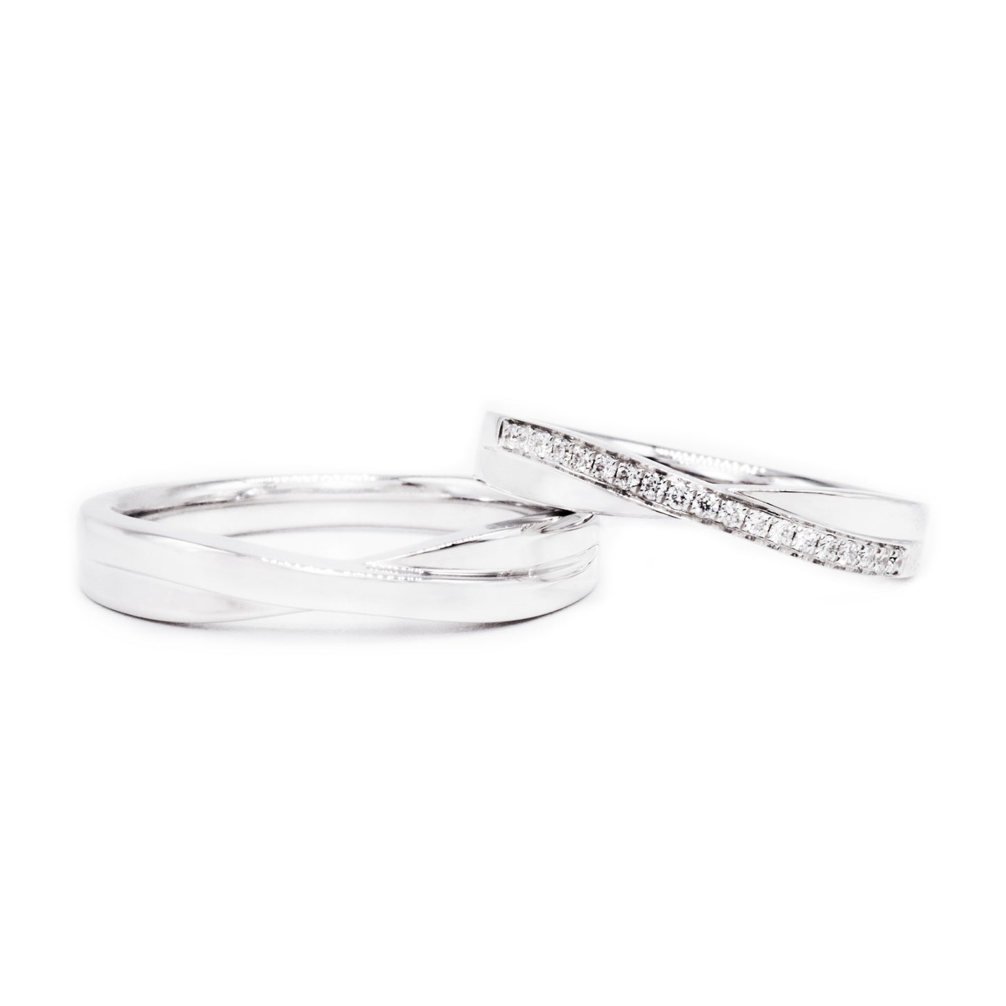 18 carat white gold Signature Bowtie wedding band set