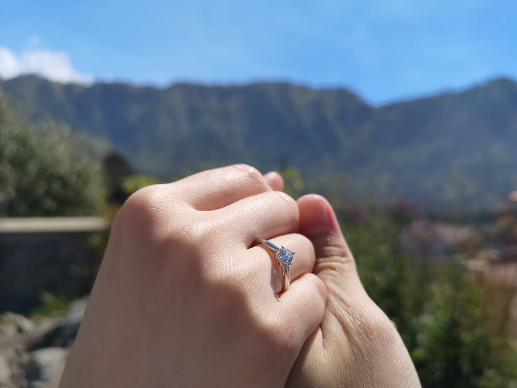求婚钻戒和结婚戒指，通常都分别戴在哪一只手指上呢？