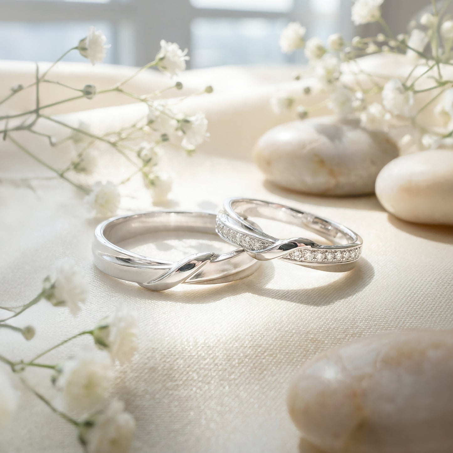 18 carat white gold Signature "Knot" wedding band set