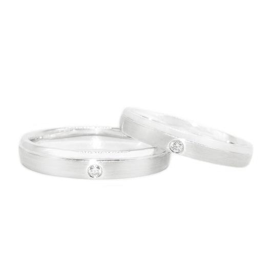 18 carat white-gold classic side diamond wedding band set